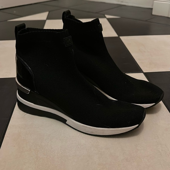 Michael Kors Shoes - 💖V-DAY SPECIAL💖 Michael Kors Sock Sneakers With Paltform